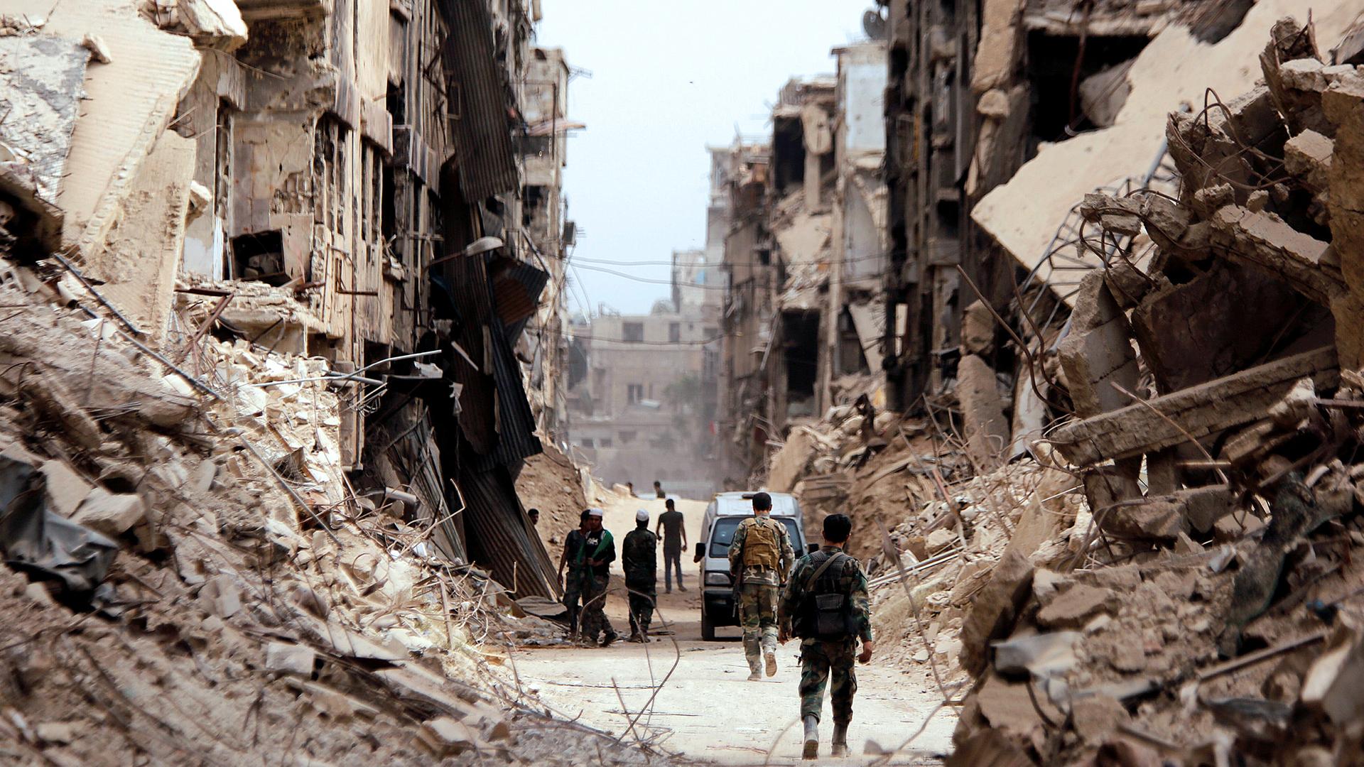 Archiv: Soldaten im zerstörten Damaskus, Syrien, aufgenommen am 22.05.2018
