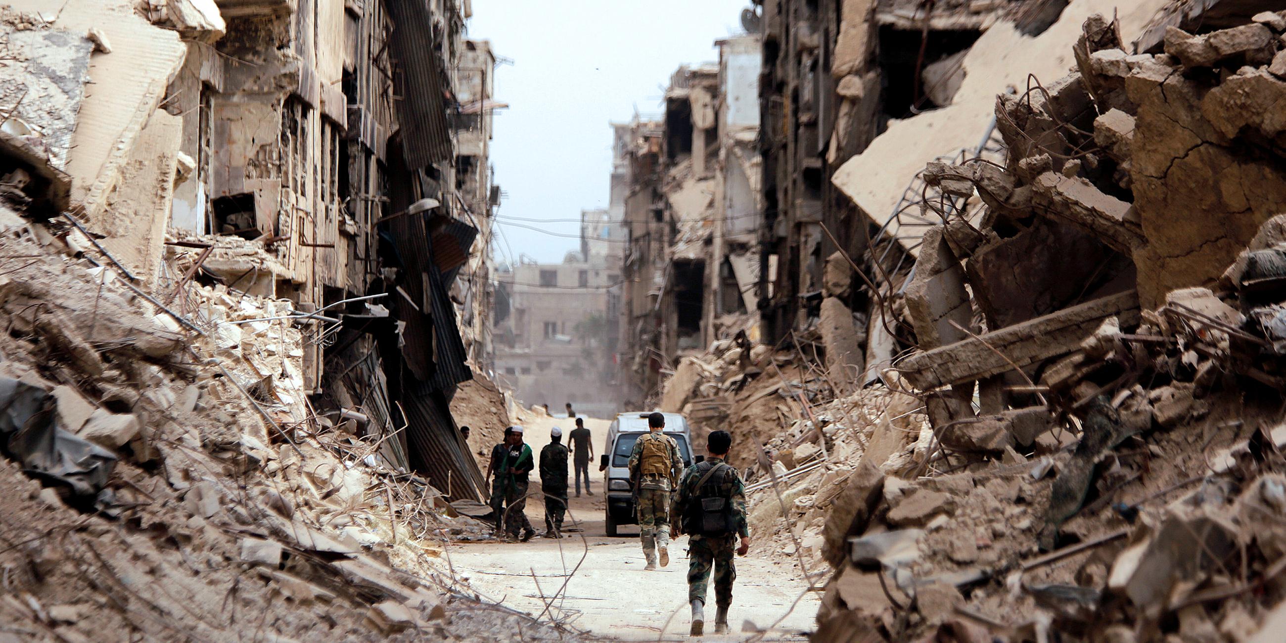 Archiv: Soldaten im zerstörten Damaskus, Syrien, aufgenommen am 22.05.2018