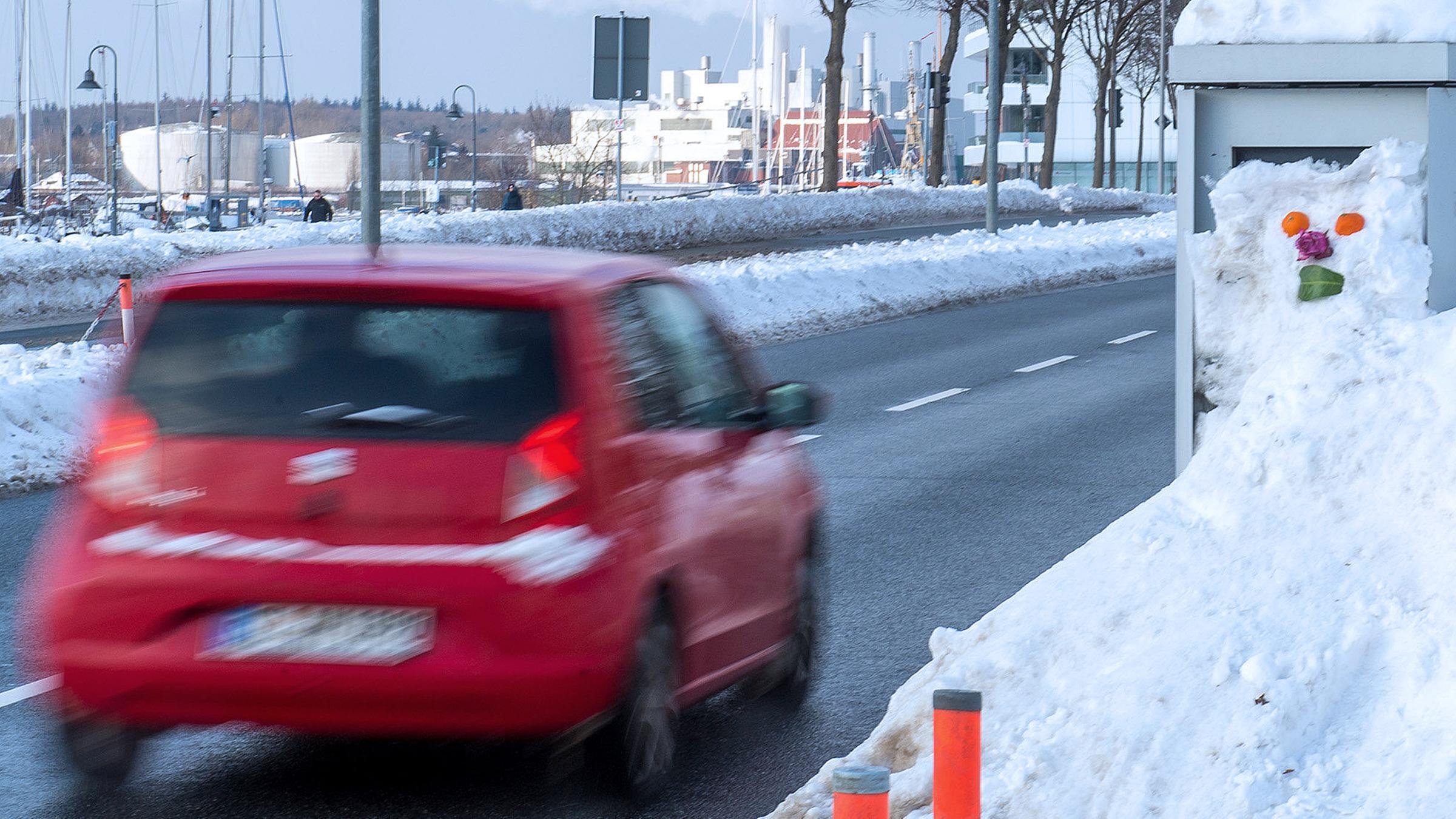 Ein stationärer Blitzer im Stadtgebiet von Flensburg ist zum Schneemann umfunktioniert worden. aufgenommen am 02.03.2018