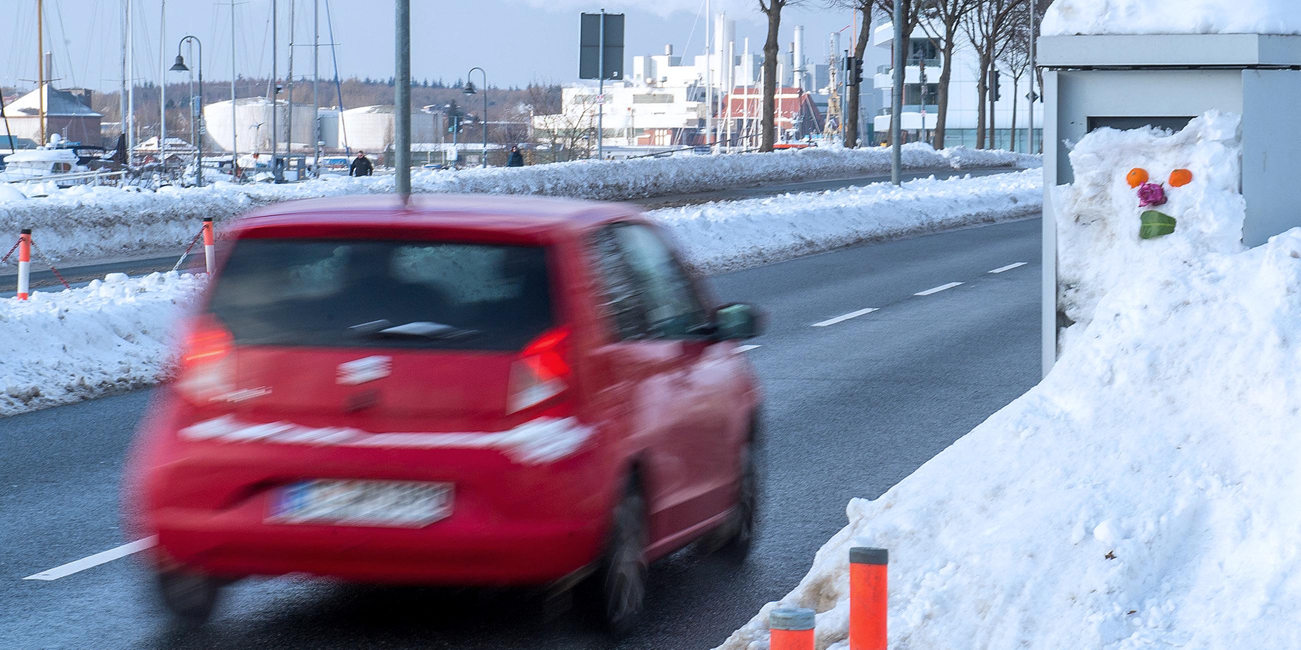 Ein stationärer Blitzer im Stadtgebiet von Flensburg ist zum Schneemann umfunktioniert worden. aufgenommen am 02.03.2018