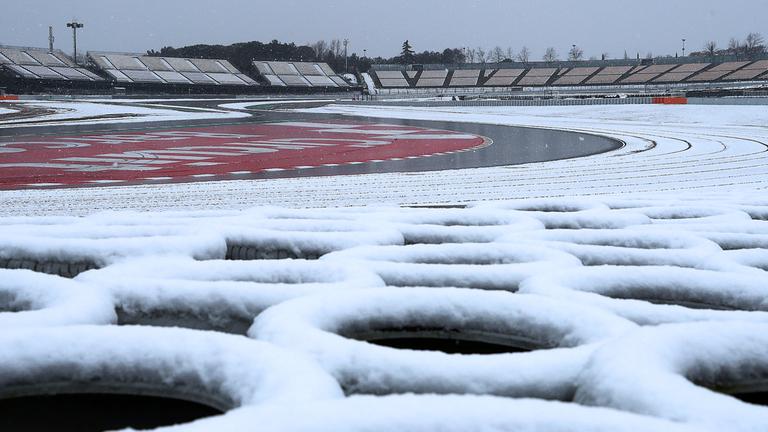 Schnee liegt auf der Rennstrecke Circuit de Barcelona-Catalunya, aufgenommen am 28.02.2018