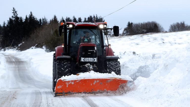 Ein Traktor räumt eine verschneite Straße in Schottland, aufgenommen am 02.03.2018