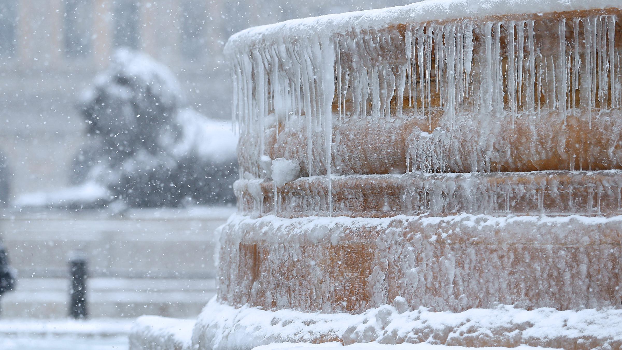 Eiszapfen am Brunnen am Trafalgar Square in London, aufgenommen am 02.03.2018