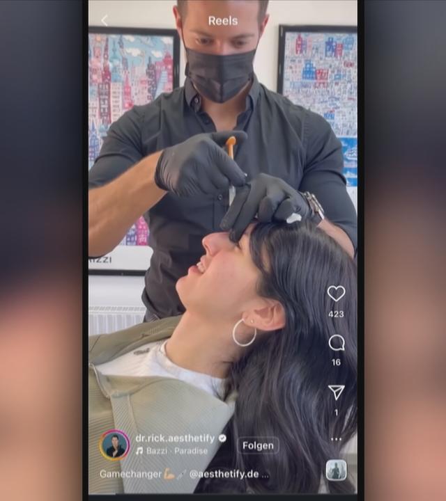 Schönheitseingriff auf Instagram, Chirurg mit Spritze in der Hand. 