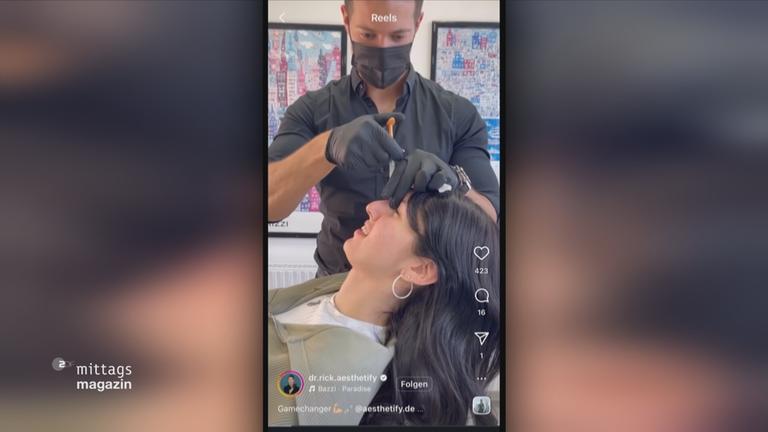 Schönheitseingriff auf Instagram, Chirurg mit Spritze in der Hand. 