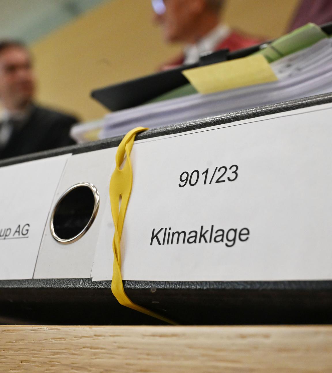 Baden-Württemberg, Karlsruhe: Ein Aktenordner mit der Aufschrift "Klimaklage" liegt in einem Sitzungssaal des Bundesgerichtshofs (BGH) auf einem Tisch. 