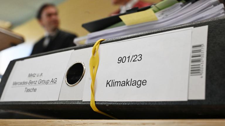 Baden-Württemberg, Karlsruhe: Ein Aktenordner mit der Aufschrift "Klimaklage" liegt in einem Sitzungssaal des Bundesgerichtshofs (BGH) auf einem Tisch. 