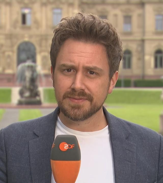 Jan Henrich blickt in die Kamera