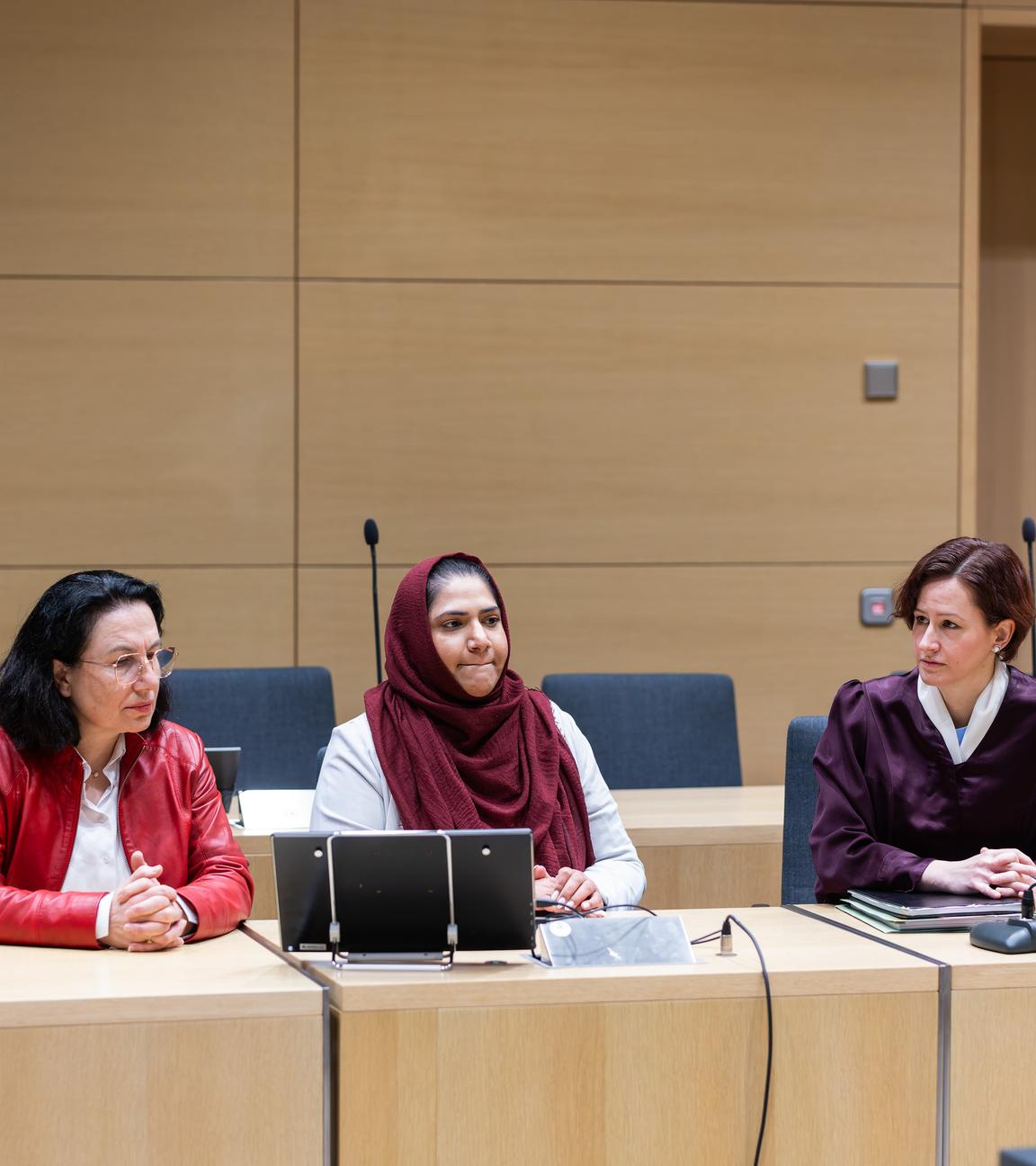 Klägerin Humaira Waseem (m) sitzt mit ihren Anwältinnen Fatma Bostan (l) und Ines Bodenstein (r) im Vorfeld einer Urteilsverkündung