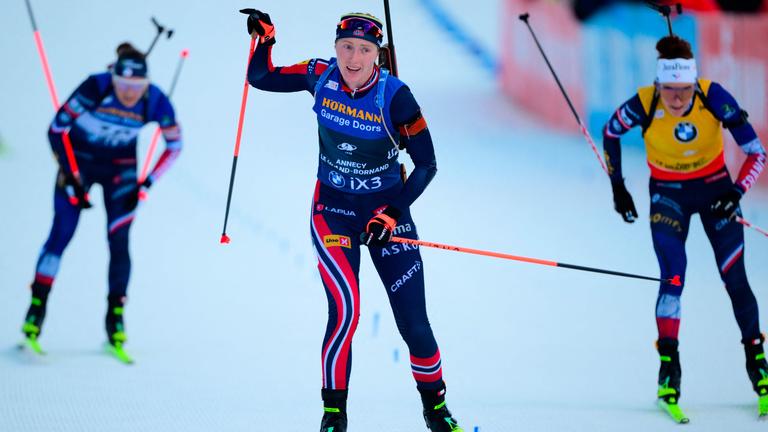 Maren Kirkeeide lässt im Massenstart die Konkurrenz hinter sich