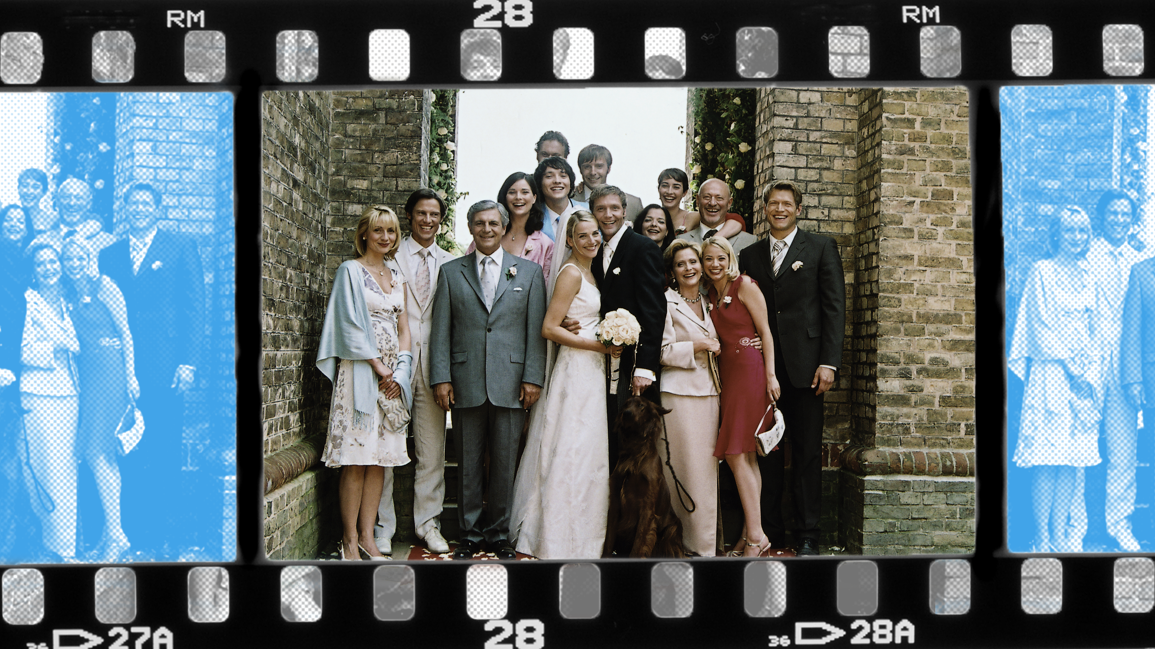Gruppenfoto einer Hochzeitsgesellschaft zwischen den Mauern einer Kirche