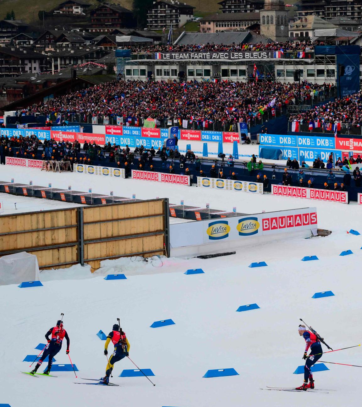 TOPSHOT – Biathleten im Einsatz beim 12,5-km-Verfolgungsrennen der Männer im IBU Biathlon-Weltcup.