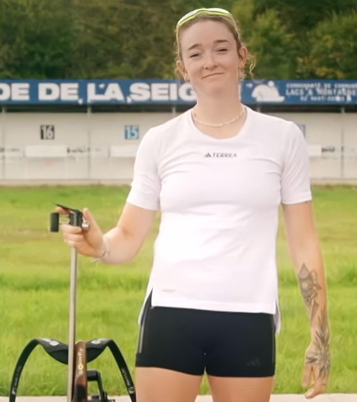 Die französische Top-Biathletin Lou Jeanmonnot steht vor einem Trainings-Schießstand