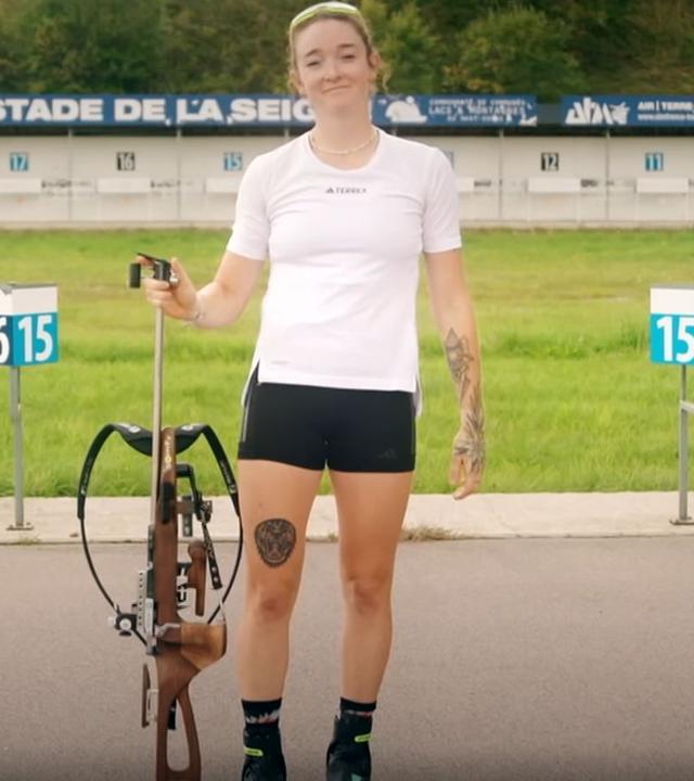 Die französische Top-Biathletin Lou Jeanmonnot steht vor einem Trainings-Schießstand