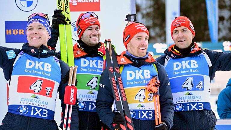 Die Biathlon-Männerstaffel jubelt über den Podestplatz in Ruhpolding