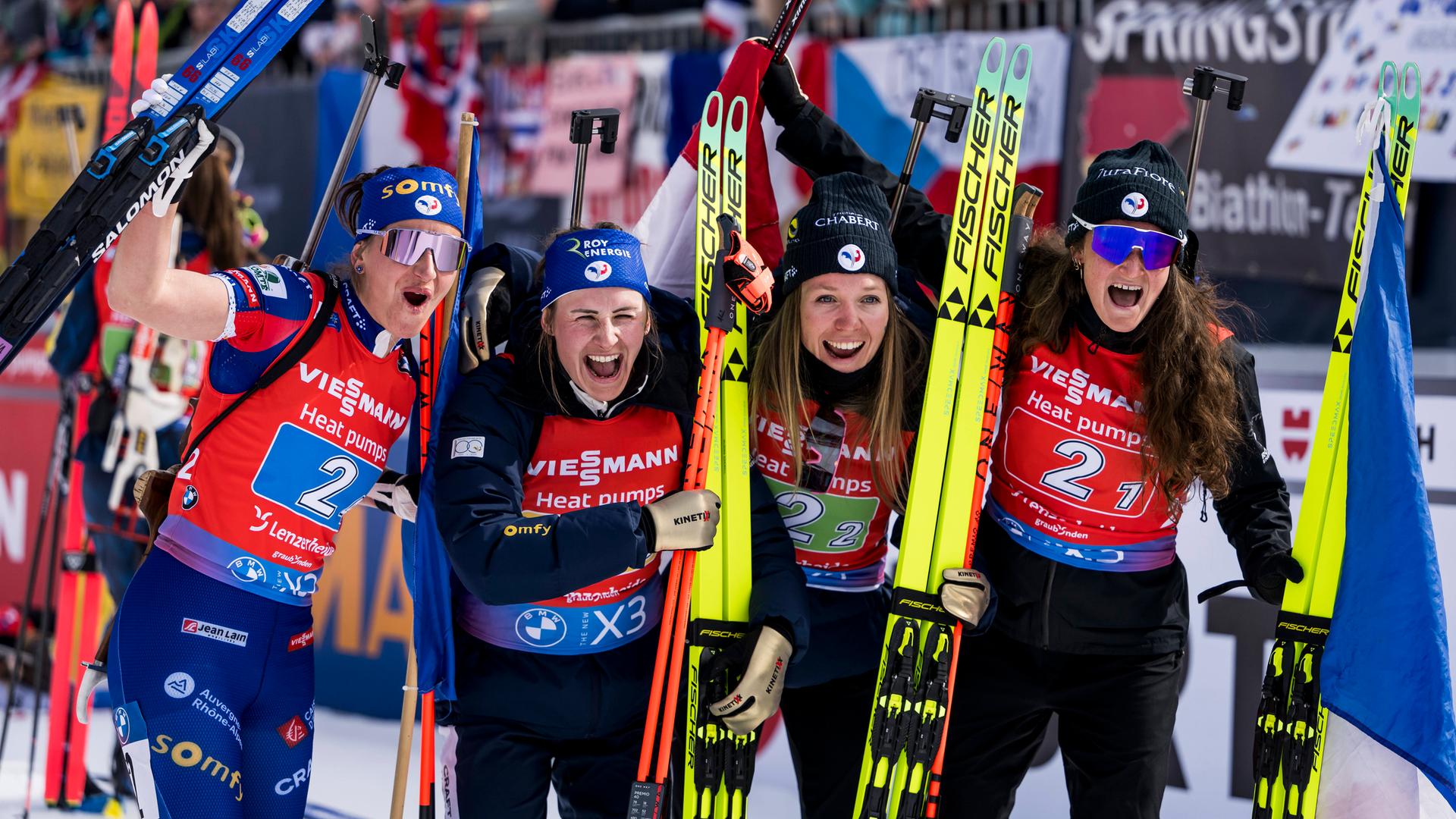 Die französiche Frauen-Staffel jubelt nach ihrem Sieg zusammen im Ziel.
