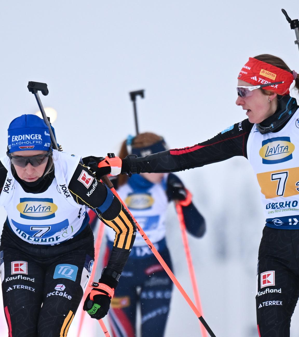 Janina Hettich-Walz (rechts) übergibt an Schlussläuferin Franziska Preuß.
