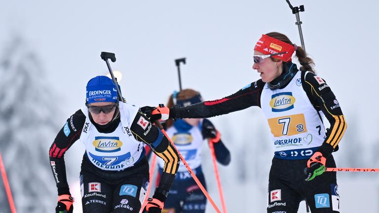 Janina Hettich-Walz (rechts) übergibt an Schlussläuferin Franziska Preuß.
