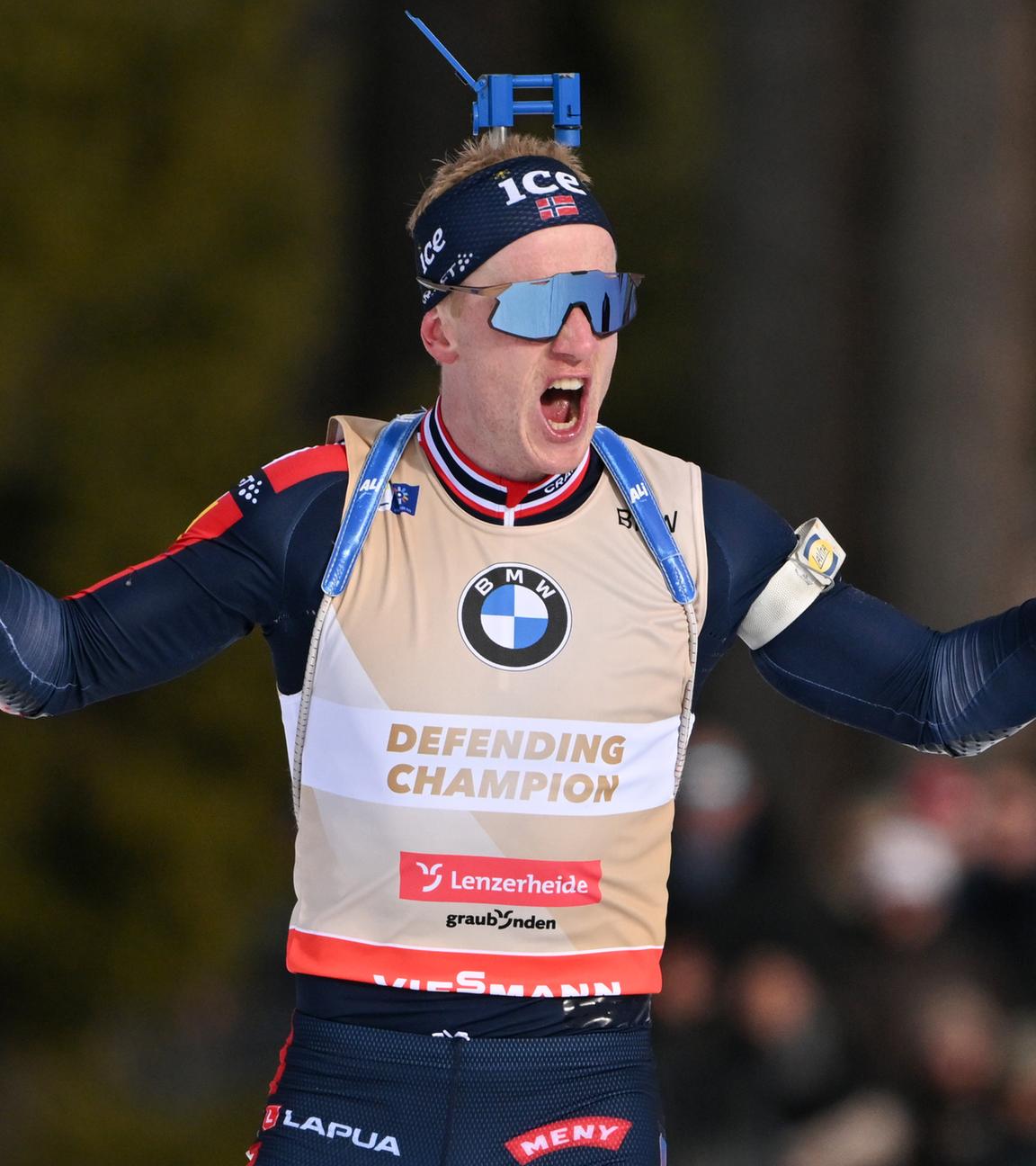 Johannes Thingnes Bö aus Norwegen jubelt beim Zieleinlauf über seinen Sieg.