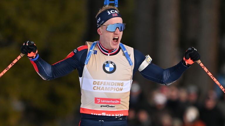 Johannes Thingnes Bö aus Norwegen jubelt beim Zieleinlauf über seinen Sieg.