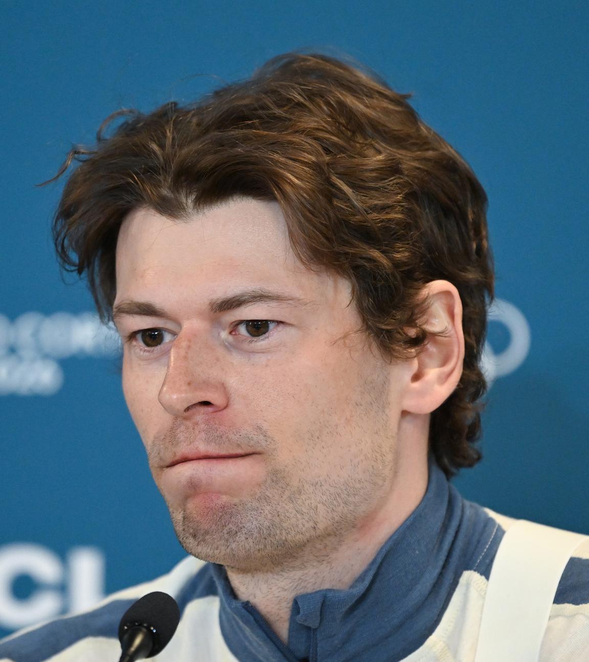 Der norwegische Biathlet Sturla Holm Laegreid. Er nimmt an einer Pressekonferenz teil.