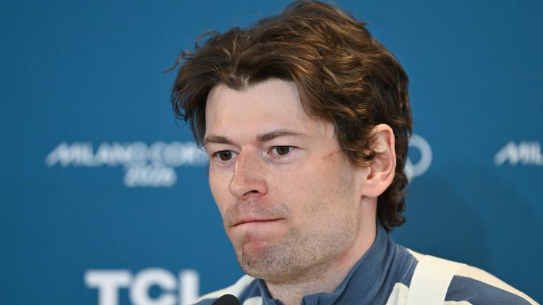 Der norwegische Biathlet Sturla Holm Laegreid. Er nimmt an einer Pressekonferenz teil.