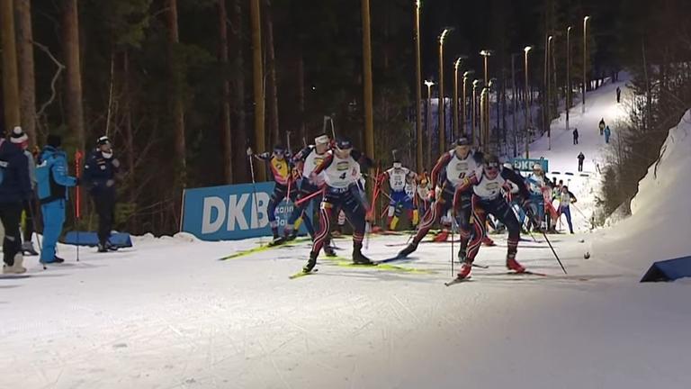 Beim Biathlon-Massenstart der Männer in Kontiolathi erklimmen diese den ersten Hügel