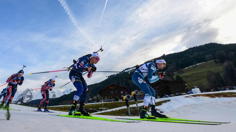 Finnlands Olli Hiidensalo (r.) und Frankreichs Oscar Lombardot (M.) im Wettkampf beim 15-km-Massenstart der Männer im IBU Biathlon-Weltcup.