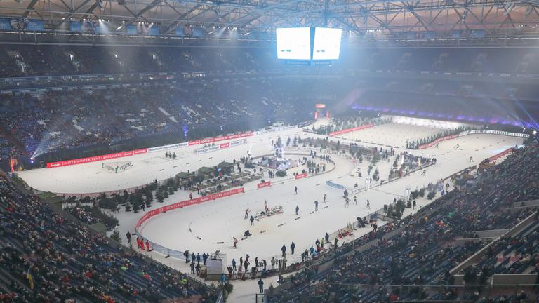 Zuschauer sitzen auf den Rängen der Arena auf Schalke