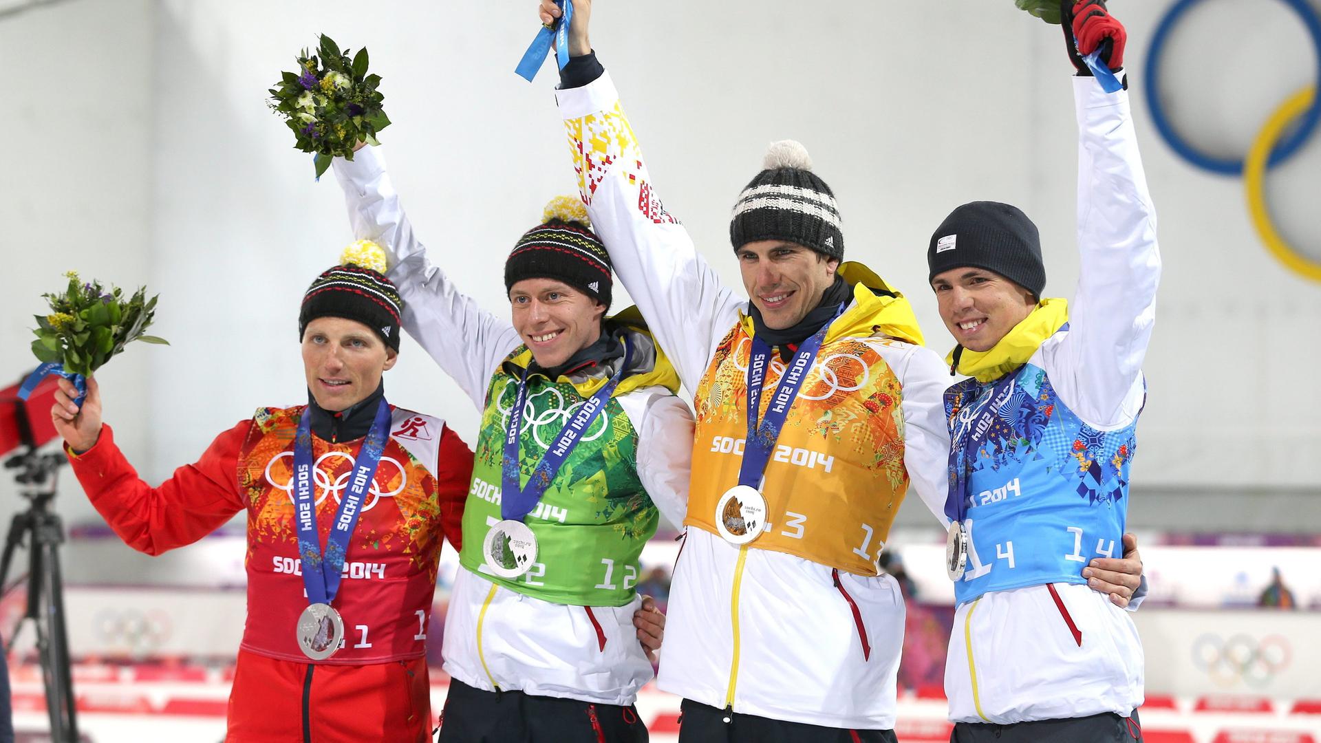 Die deutsche Biathlon-Staffel auf dem Podest während der olympischen Winterspiele 2014
