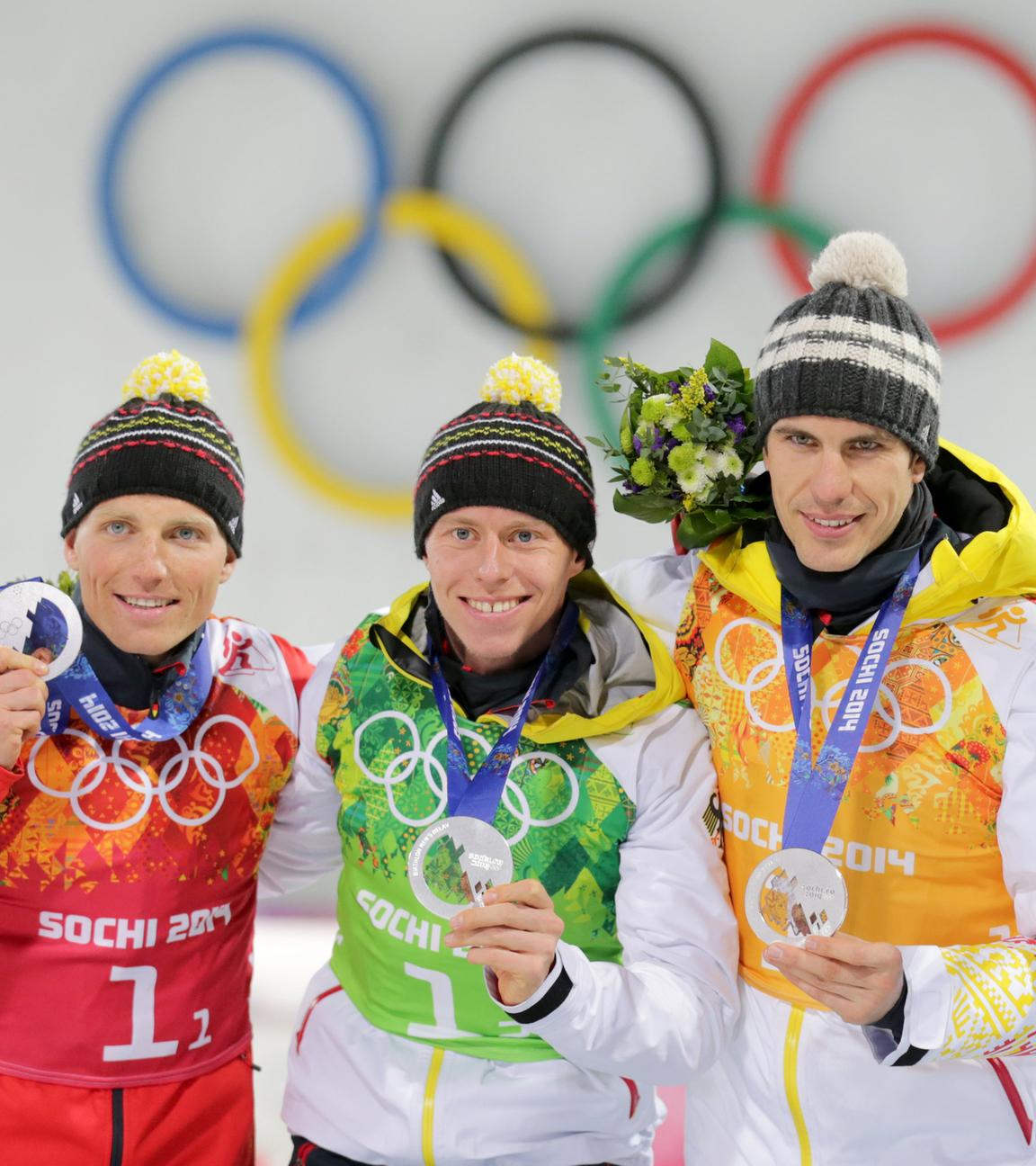 Die deutsche Biathlon-Staffel der Herren von den Olympischen Spielen in Sotschi 2014 freut sich über ihre Silbermedaille.