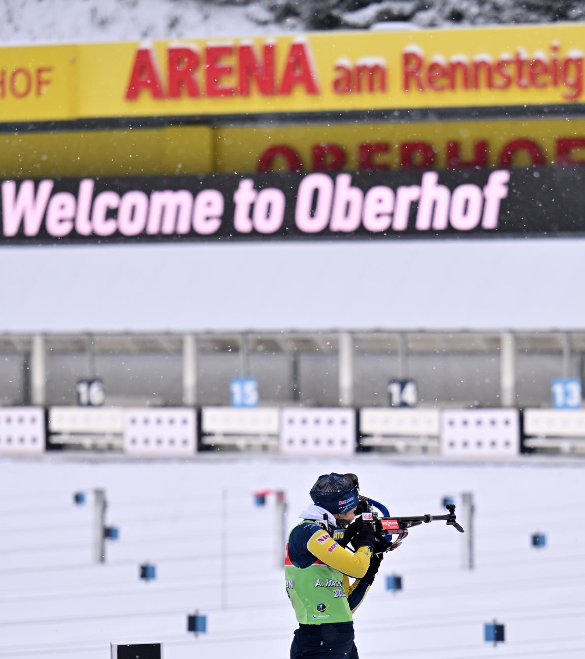 Eine Biathletin aus Schweden trainiert in der Arena am Rennsteig vor Beginn des Biathlon-Weltcups am 8. Januar. Oberhof ist Thüringens wichtigster Wintersportort.