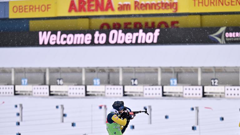 Eine Biathletin aus Schweden trainiert in der Arena am Rennsteig vor Beginn des Biathlon-Weltcups am 8. Januar. Oberhof ist Thüringens wichtigster Wintersportort.