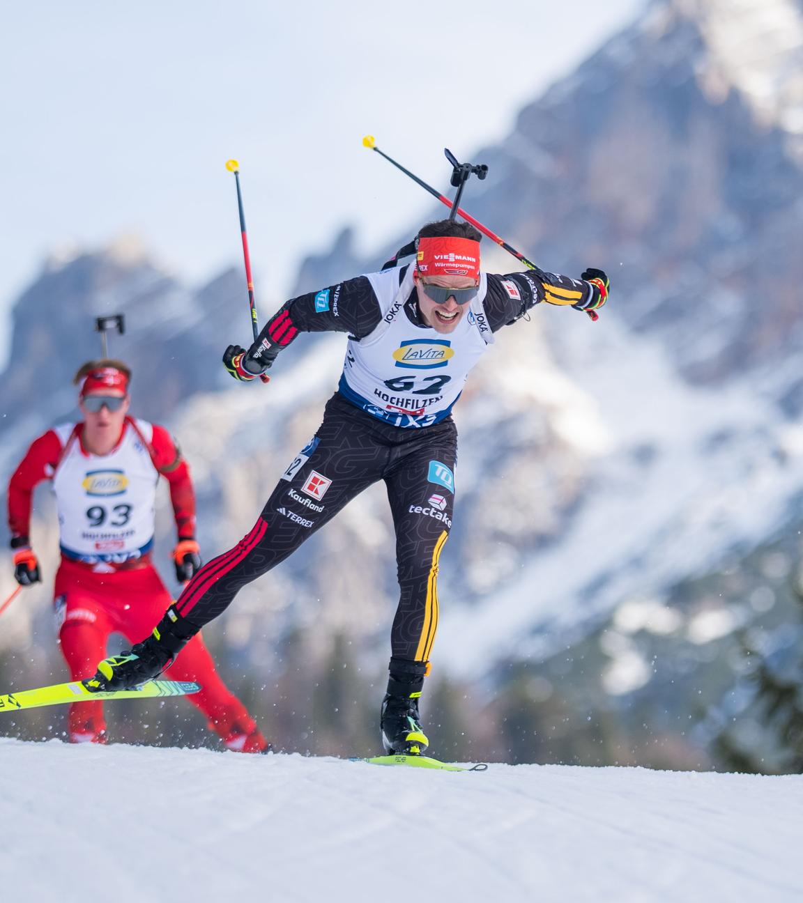 Philipp Horn vor malerischer Winterkulisse beim Biathlon-Weltcup in Hochfilzen in Österreich.