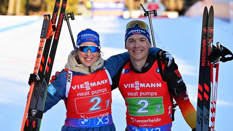Schweiz, Lenzerheide: Biathlon: Weltmeisterschaft, Einzel-Staffel, Mixed, Franziska Preuß (l) aus Deutschland und ihr Teamkollege Justus Strelow reagieren im Zielbereich nach dem Gewinn der Bronzemedaille.