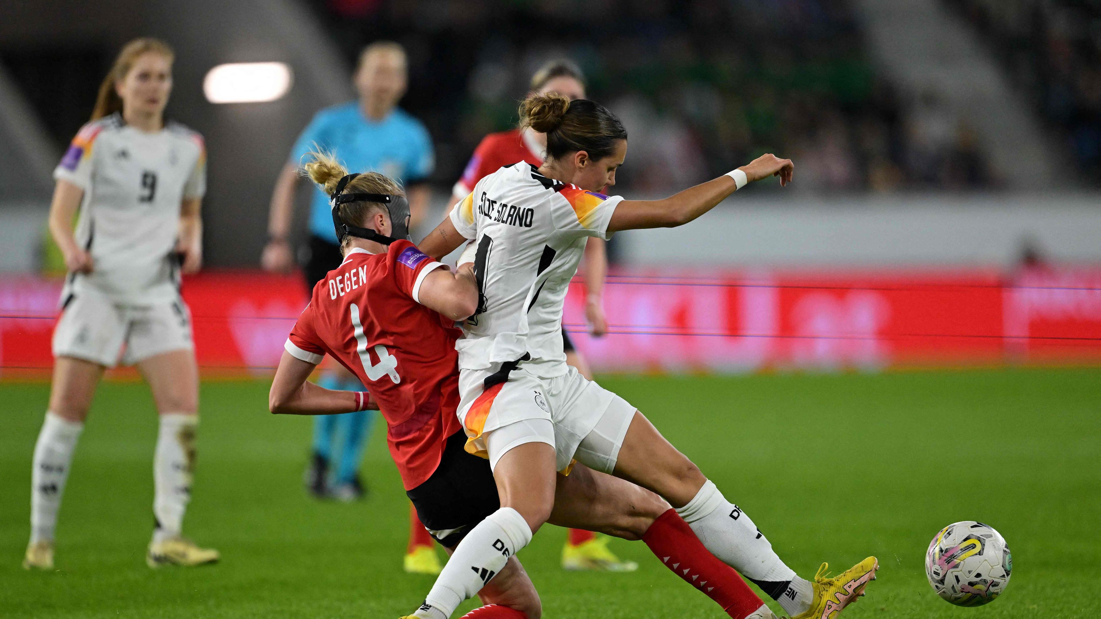 Bibiane Schulze Solano beim Zweikampf im Länderspiel gegen Österreich.