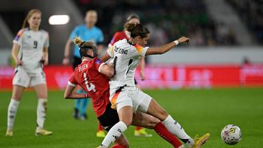 Bibiane Schulze Solano beim Zweikampf im Länderspiel gegen Österreich.