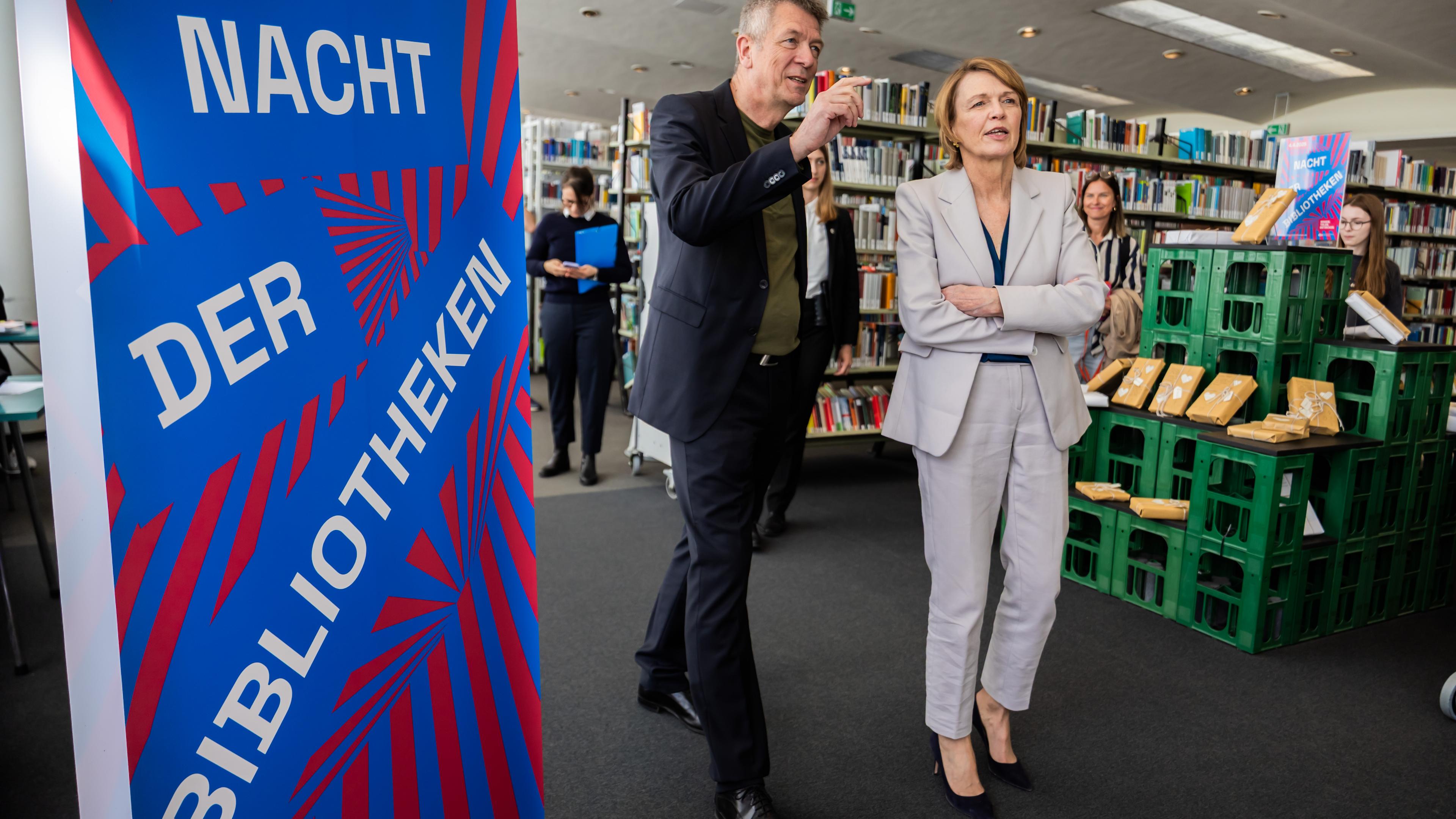 Elke Büdenbender, Ehefrau von Bundespräsident Steinmeier und Schirmfrau der «Nacht der Bibliotheken», lässt sich von Volker Heller, Bundesvorsitzender des Deutschen Bibliotheksverbands, bei einem Bibliotheksbesuch anlässlich der Eröffnung der «Nacht der Bibliotheken» die Amerika-Gedenk-Bibliothek zeigen. 