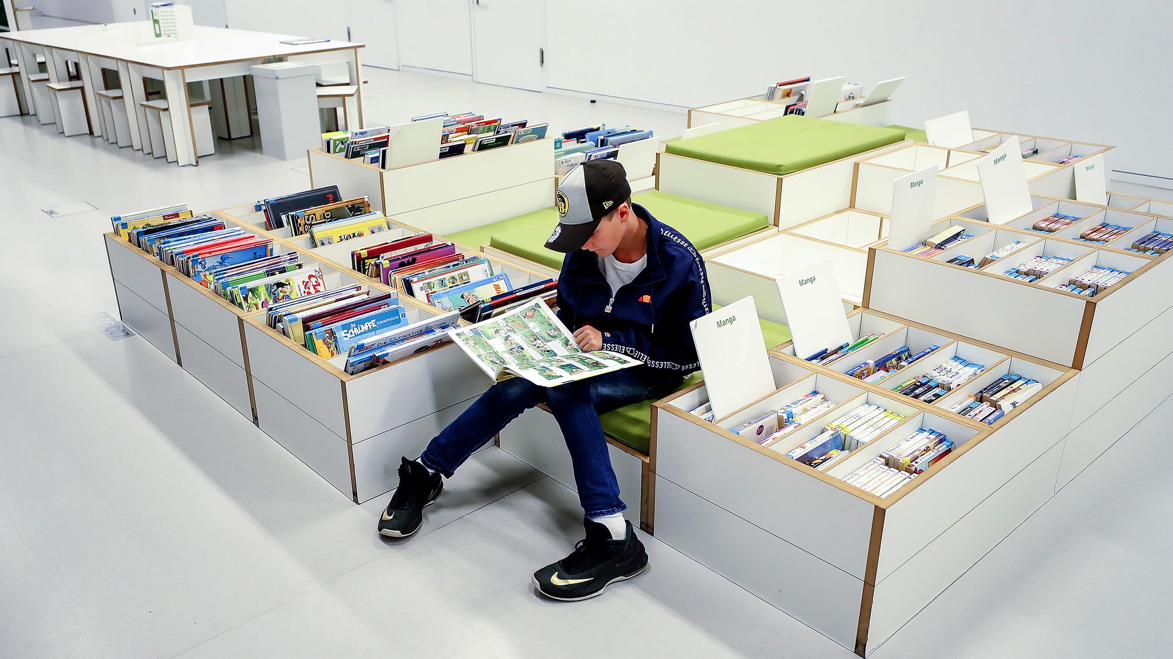 Junger Leser in der Stadtbibliothek Stuttgart