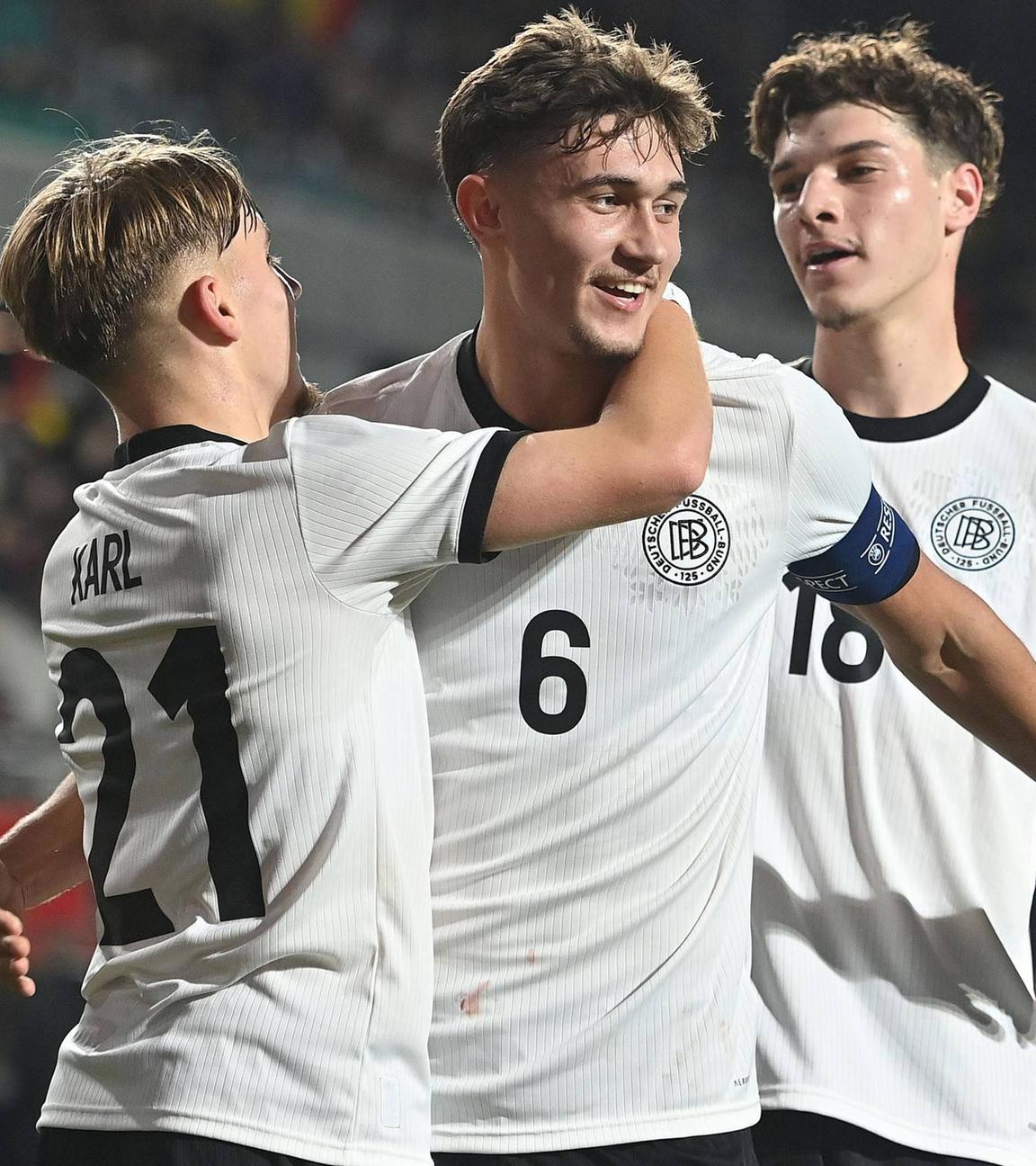 Tom Bischof, Lennart Karl und Mert Kömür liegen sich nach dem 2:0 für Deutschland im Spiel gegen Malta in der U21 EM-Qualifikation in den Armen