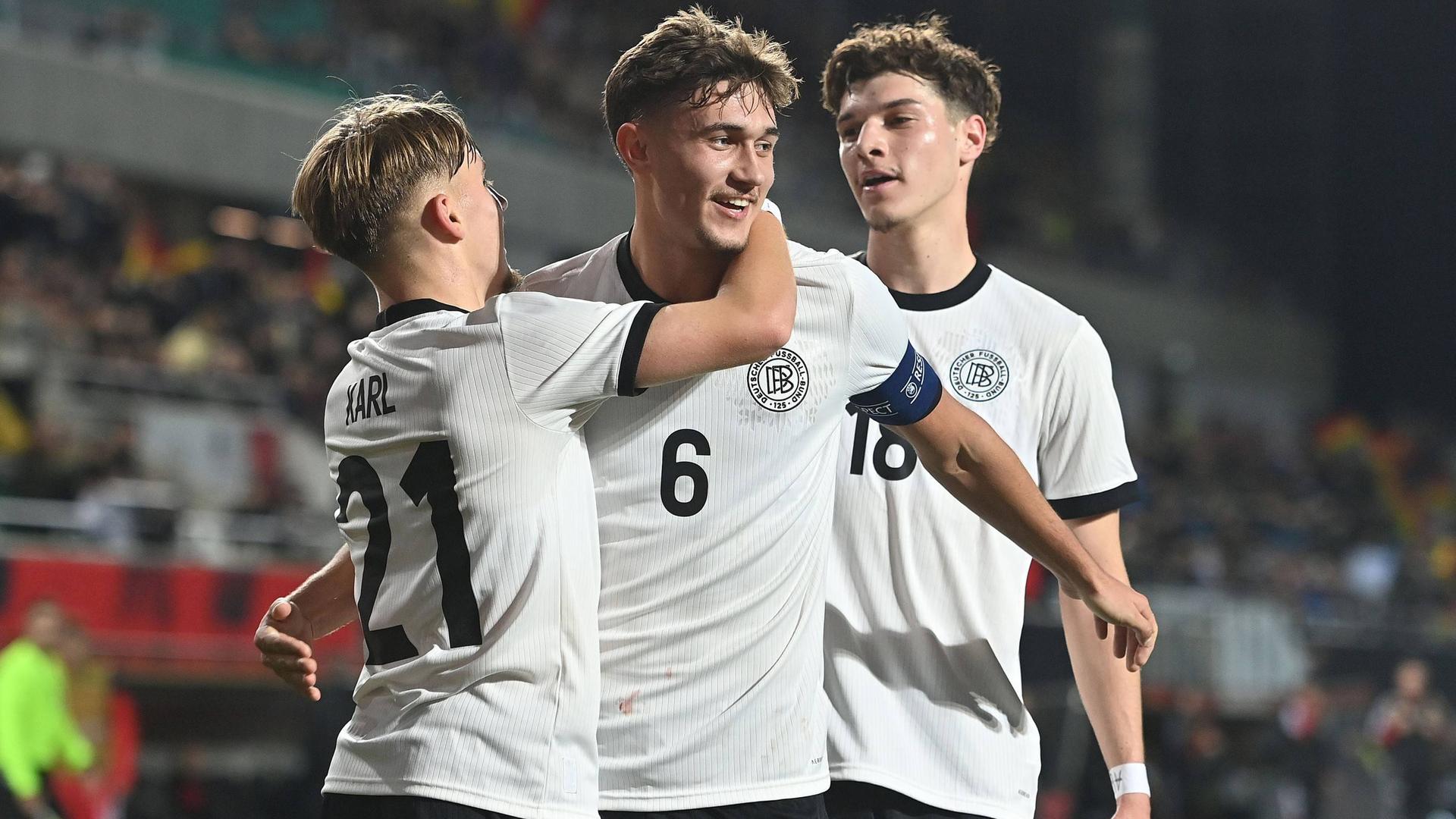 Tom Bischof, Lennart Karl und Mert Kömür liegen sich nach dem 2:0 für Deutschland im Spiel gegen Malta in der U21 EM-Qualifikation in den Armen
