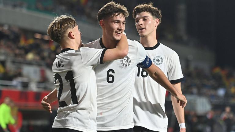 Tom Bischof, Lennart Karl und Mert Kömür liegen sich nach dem 2:0 für Deutschland im Spiel gegen Malta in der U21 EM-Qualifikation in den Armen