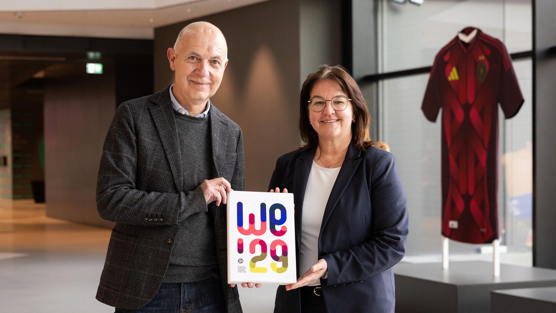 DFB-Präsident Bernd Neuendorf mit DFB-Generalsekretärin Heike Ullrich am DFB-Campus in Frankfurt am Main präsentieren das Bid Book für die EM 2029.