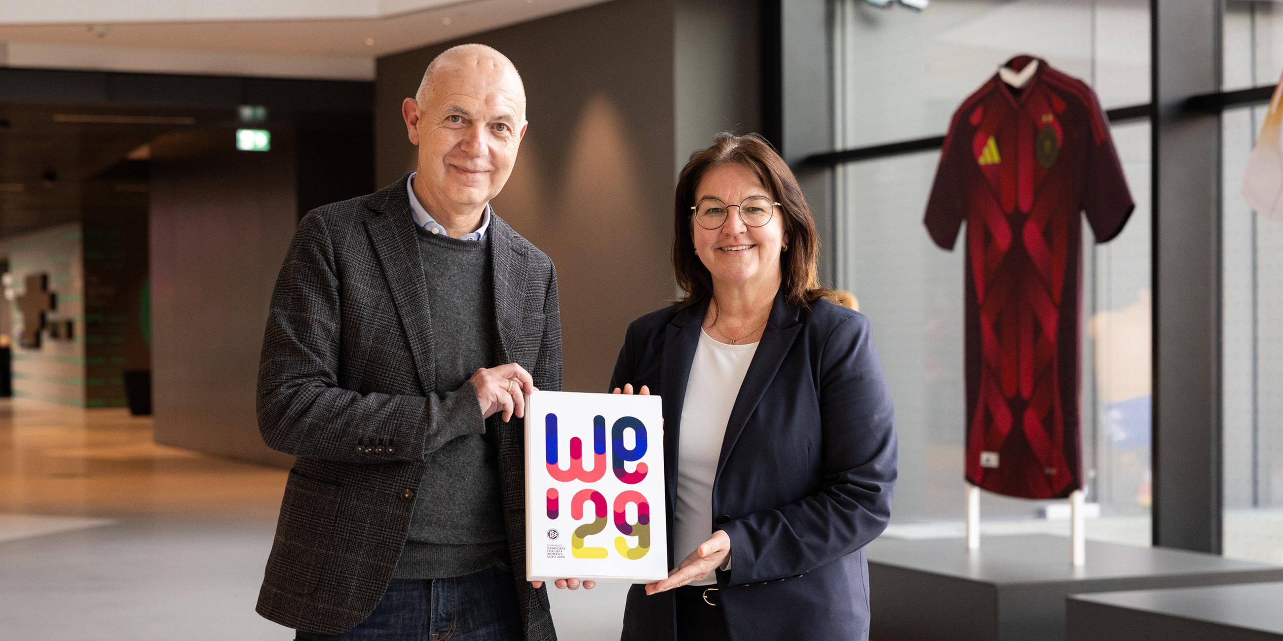 DFB-Präsident Bernd Neuendorf mit DFB-Generalsekretärin Heike Ullrich am DFB-Campus in Frankfurt am Main präsentieren das Bid Book für die EM 2029.