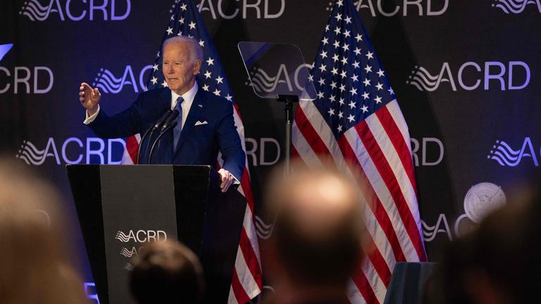 Der ehemalige US-Präsident Biden hält seine erste öffentliche Rede nach dem Ende seiner Amtszeit auf einer Konferenz in Chicago.