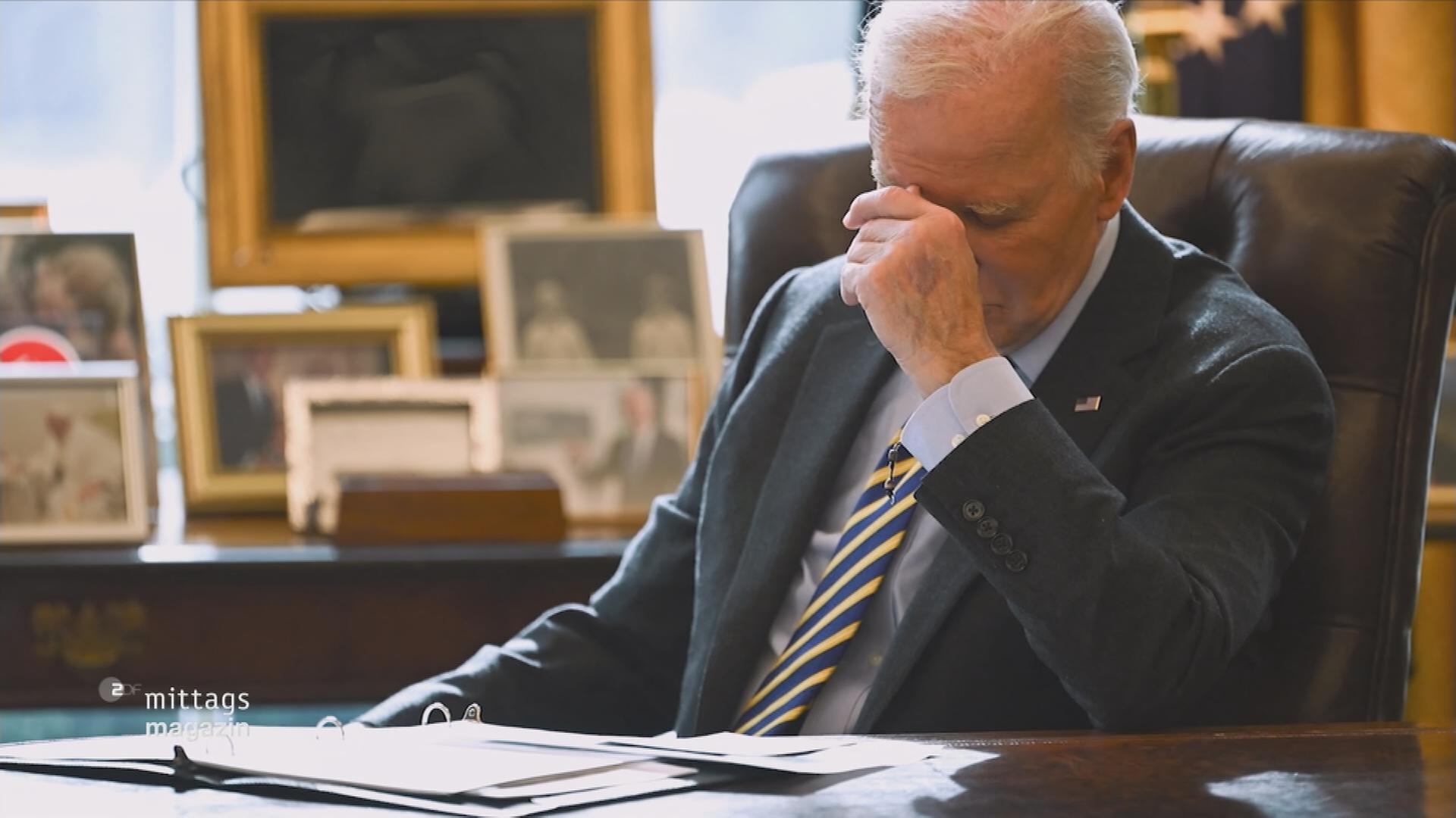 Biden sitzt erschöpft am Tisch