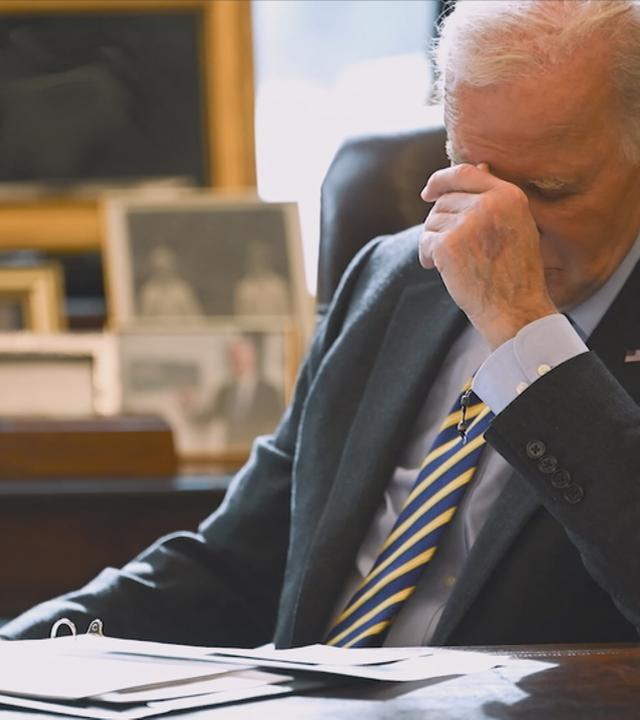 Biden sitzt erschöpft am Tisch