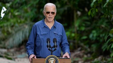 US-Präsident Joe Biden spricht nach einem Rundgang durch das Museu da Amazonia in Manaus, Brasilien.