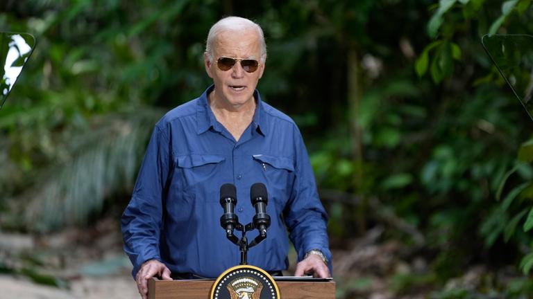 US-Präsident Joe Biden spricht nach einem Rundgang durch das Museu da Amazonia in Manaus, Brasilien.