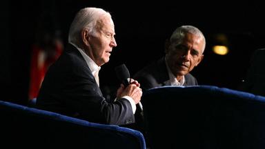 US-Präsident Joe Biden spricht auf einer Bühne neben dem ehemaligen US-Präsidenten Barack Obama.